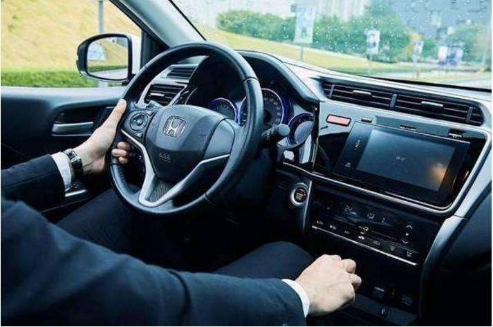 千万不要这个姿势开车,真相"很伤人"