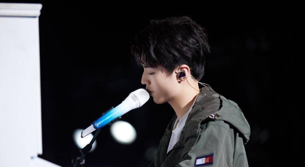 王俊凯20岁演唱会,苏有朋黄晓明和快乐大本营齐送花篮,用心了_哥哥