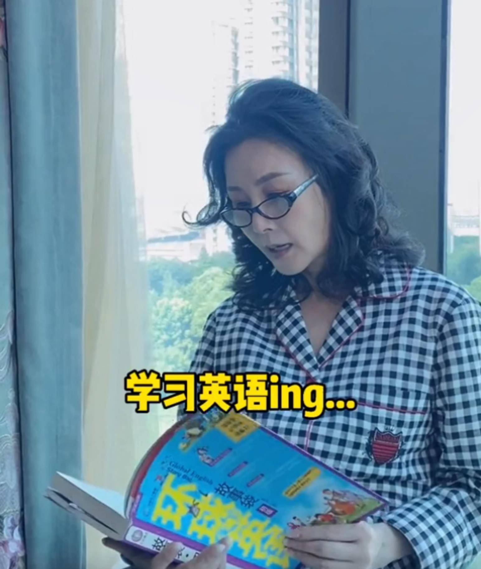 雪瑞姑姑徐石萍,33岁放弃100万净身出户,单身30年活