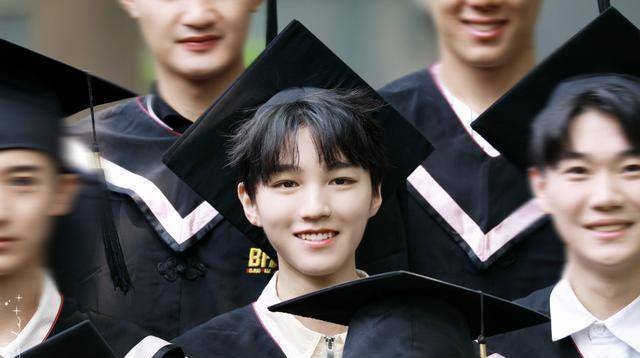 王俊凯大学四年交到两个好朋友,一是郝富申,另一个人让粉丝羡慕_毕业