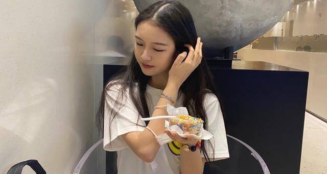 王菲为14岁女儿庆生,母女相依似姐妹,一旁李嫣闺蜜周巴黎太抢风头