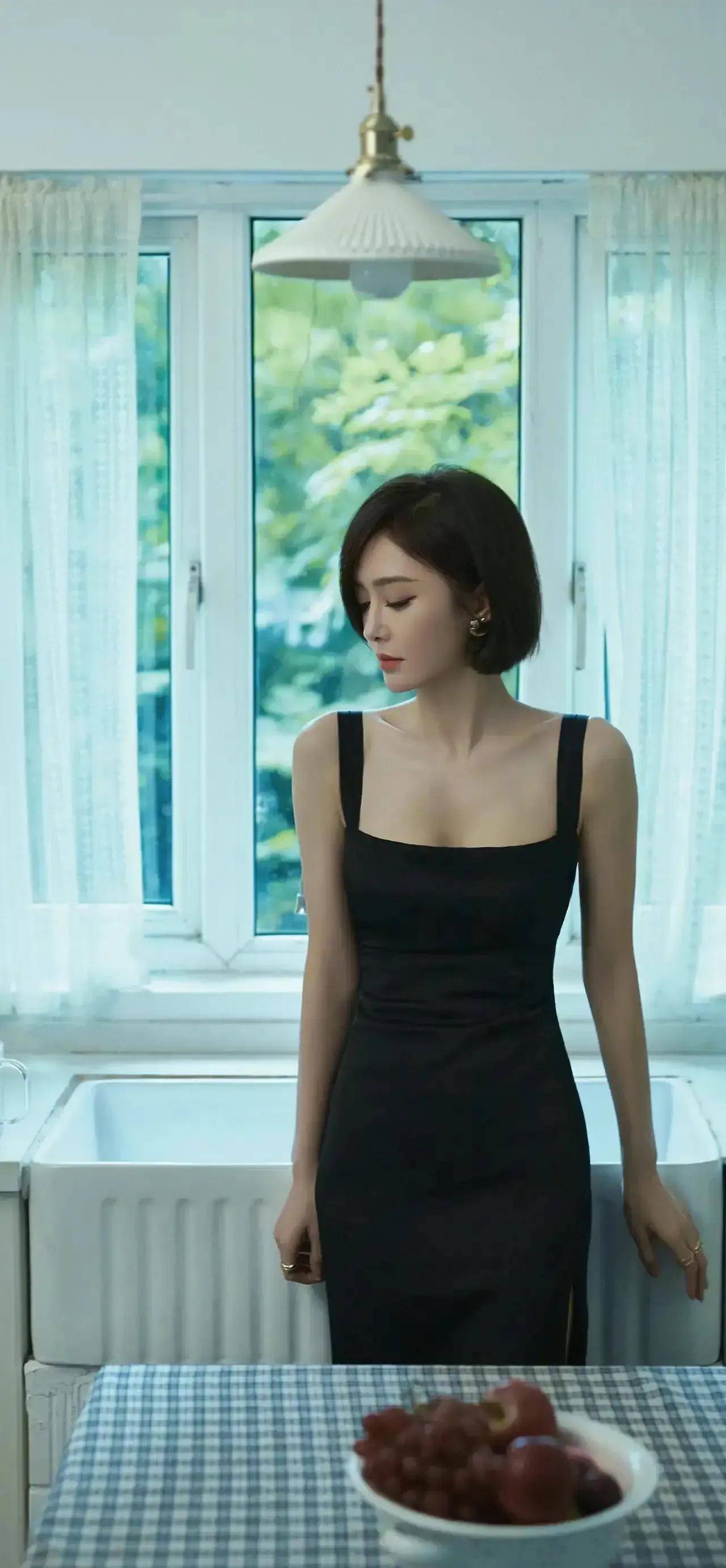 43岁秦岚穿吊带高开叉长裙拍写真,精致优雅,人到中年仍美艳动人_魅力