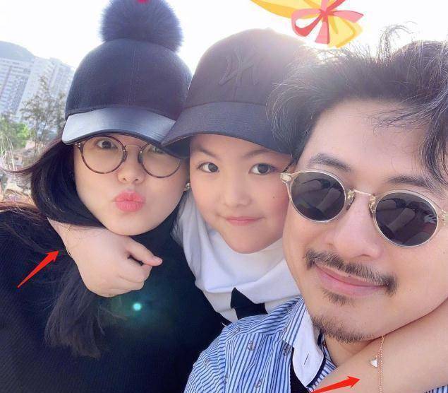 王诗龄随父现身伦敦,长高变壮手持2万贵族包,王艳儿子有7个助理