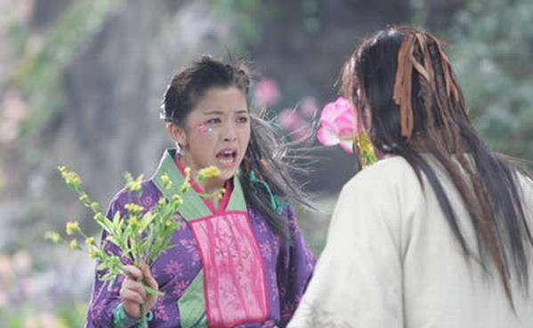 她扮演的是慕容嫣,她也是《铁齿铜牙纪晓岚3》中的常四姑娘,她的镜滗