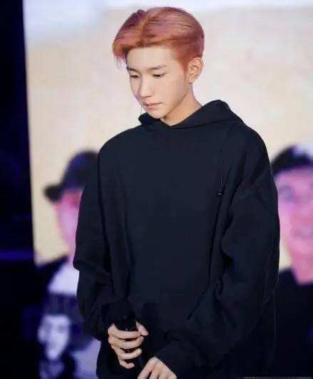 王源出席赵英俊追悼会,献唱《骄傲》,与师父告别_歌声_潇洒哥_薛之谦