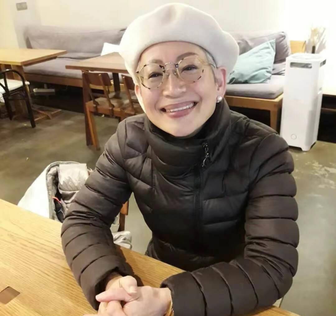 时尚与年龄无关,70岁独居奶奶,穿衣讲究爱打扮,到老都是一枝花_衣服