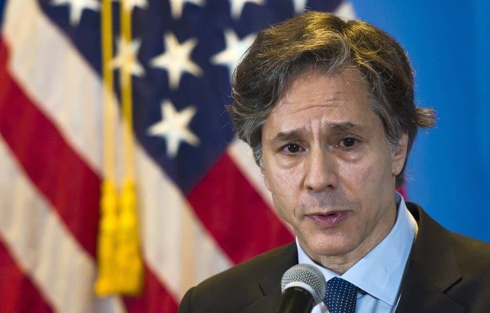 要知道,前两天美国国务卿布林肯,还拉着沙特王储小萨勒曼的手,语重心