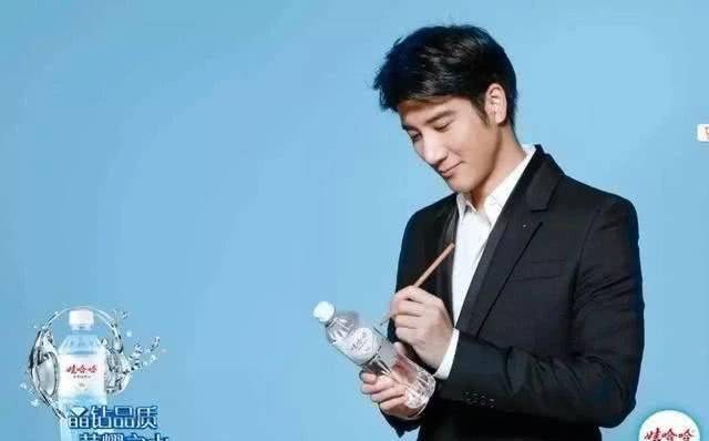 娃哈哈嫌王力宏老,找到了66岁新代言人,得知是谁,网友:不敢相信