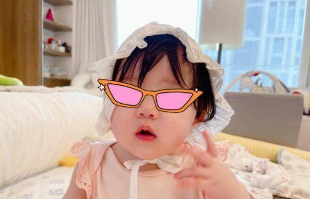 向佐郭碧婷为女儿办生日宴,向太发博公开小奶黄正脸照_向太跟_孙女