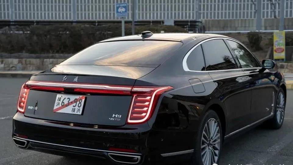 图中就是首批日本牌照的"红旗h9",别说,日本的这种简约车牌,与这款车