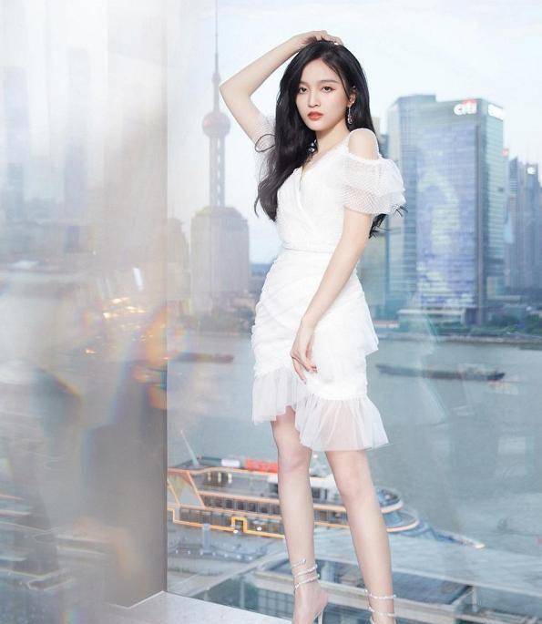 吴宣仪"斩男坐"火了,光脚抱腿那刻,凹出脚型美成直男心头爱_款式_身材