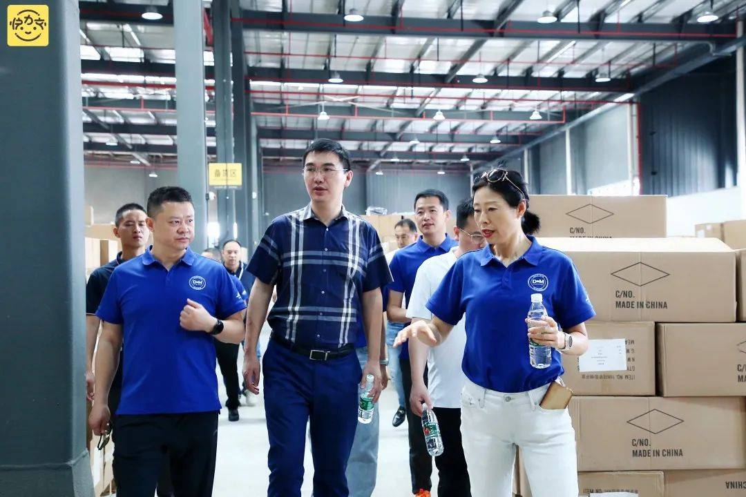 四川省人民出版社有限公司副社长李真真女士,东方红海品牌管理(厦门)