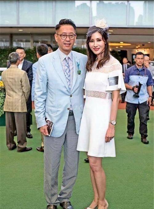 因为许晋亨花花公子的本色很快就暴露了,而何超琼本来也就不满意这门