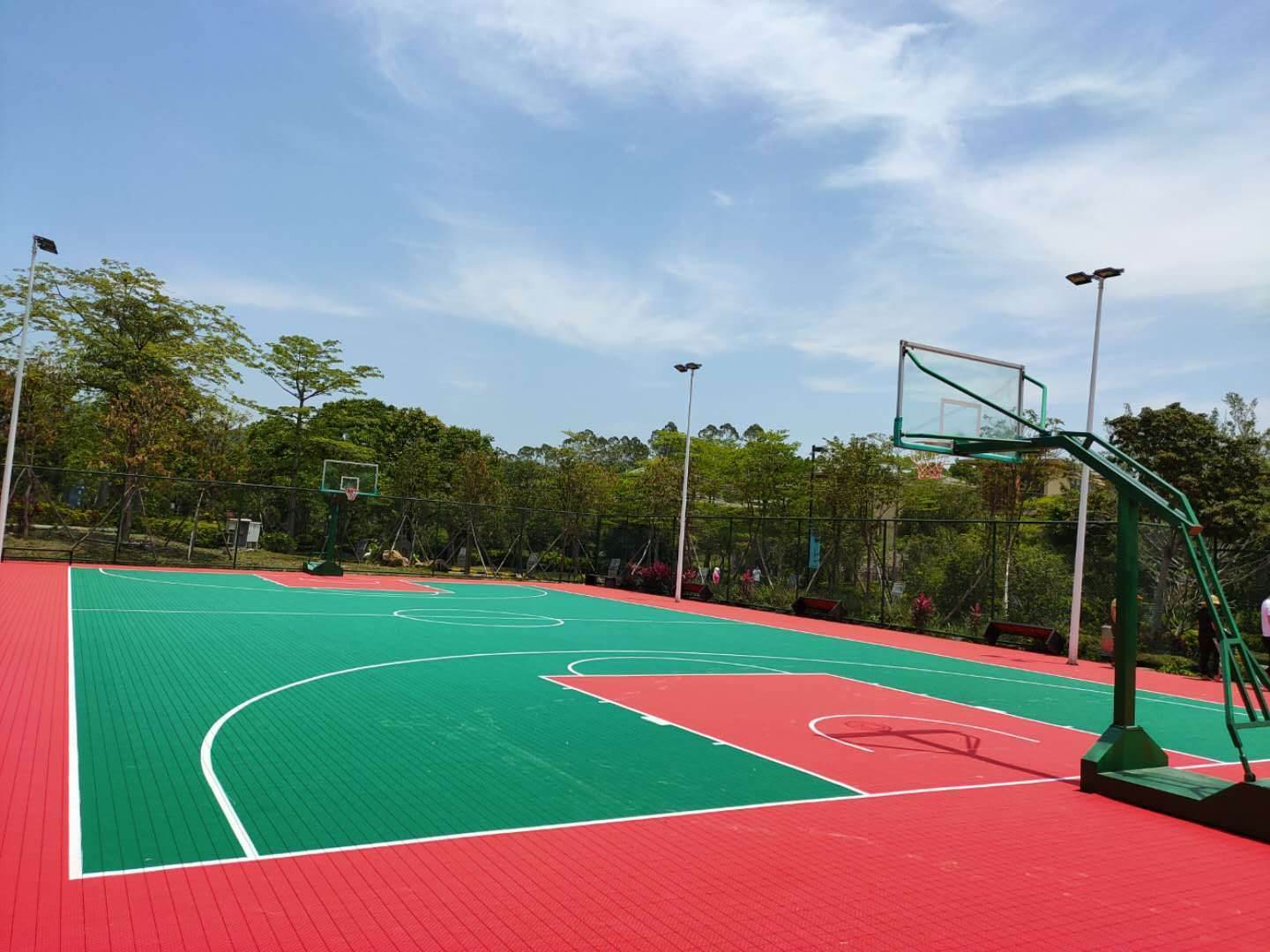 【炫耀蓝体育】篮球场厂家为你介绍篮球场地板几种材料的种类和特点