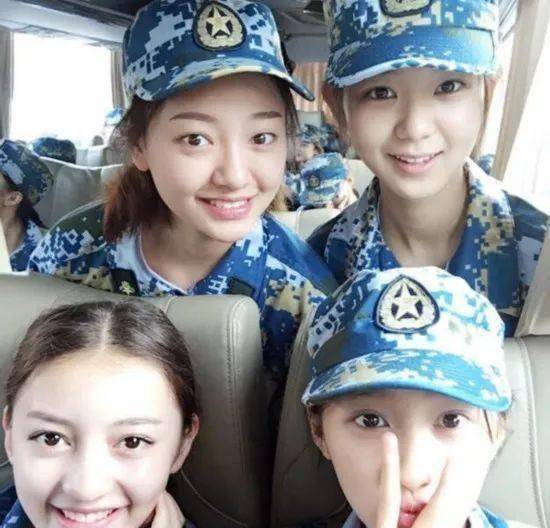 "国民闺女"关晓彤曾晒过一张她与班上同学的合影,不少网友大呼:怎么