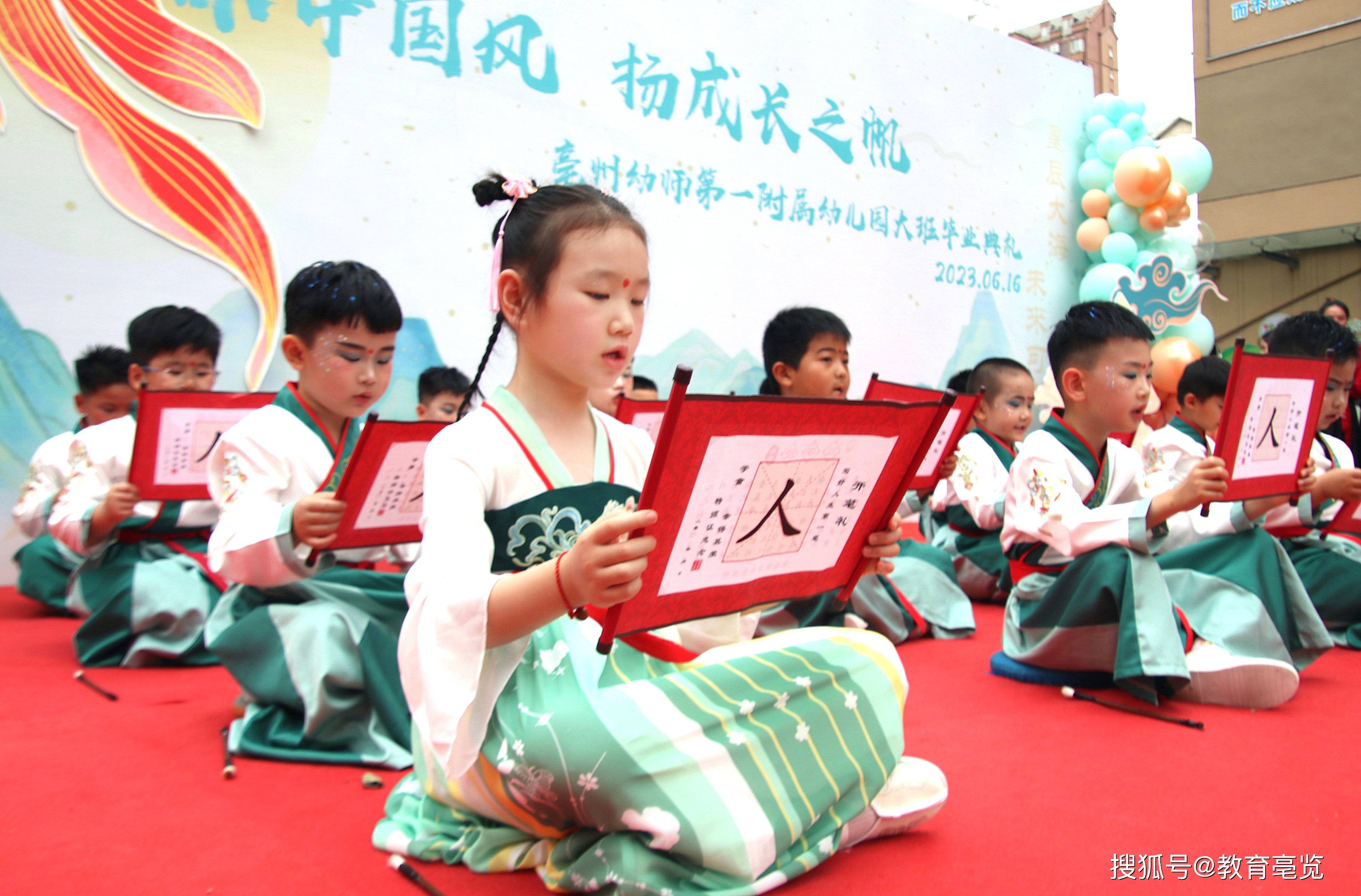 幼儿园还邀请了毕业班的家长们共同见证孩子们三年来的成长变化,欣赏