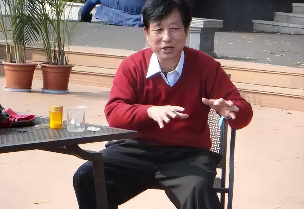 中国第一蛇村:全村人与300万条蛇共同生活,蛇王靠