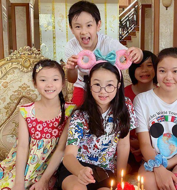 吴尊为林丽莹举办生日会,谁注意蛋糕的"形状",是我没见过世面_max