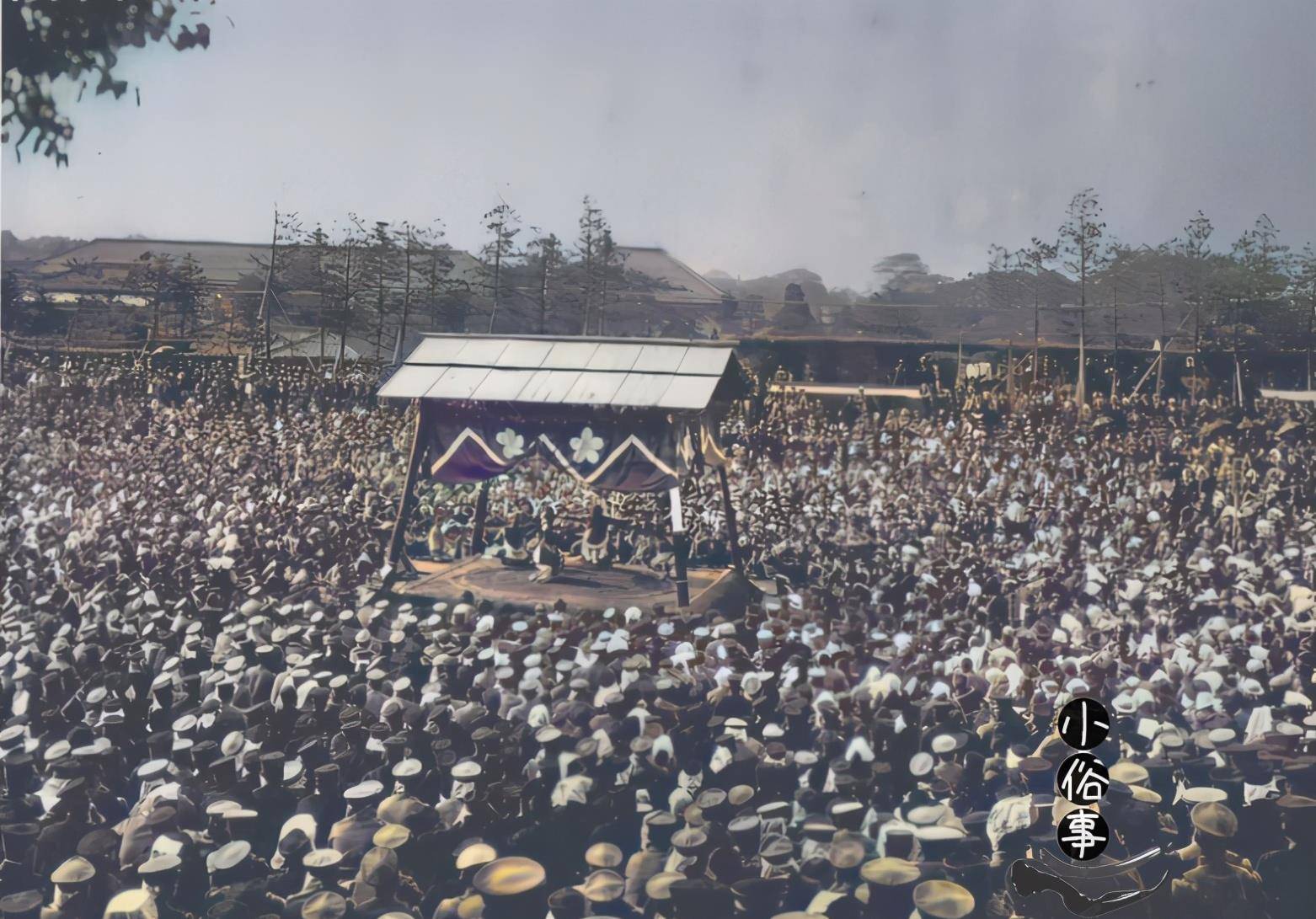 举行了凯旋仪式后,日本人在靖国神社外举行在大力士相扑表演,作为神社