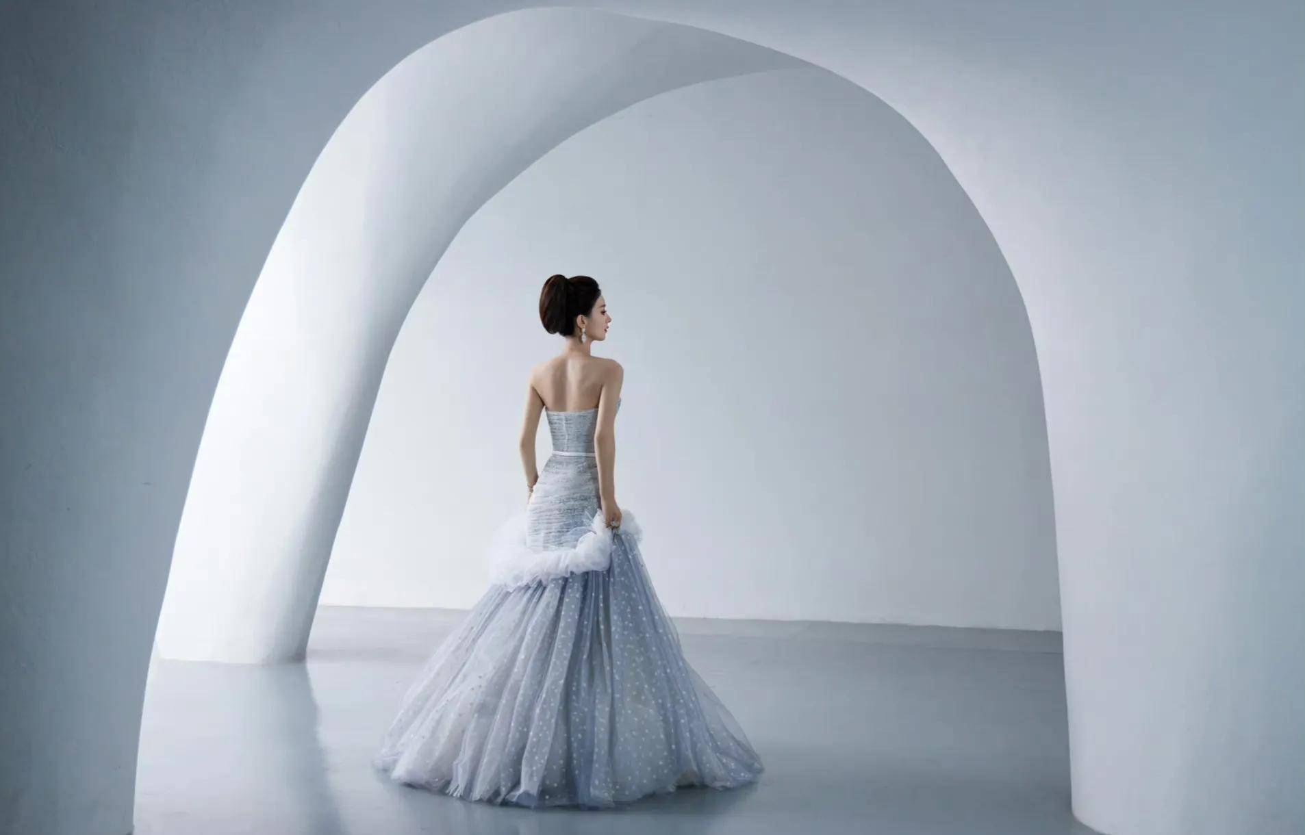 时尚芭莎红毯:赵丽颖的背影,唐嫣的美腿,人鱼迪丽热巴,谁是最美的