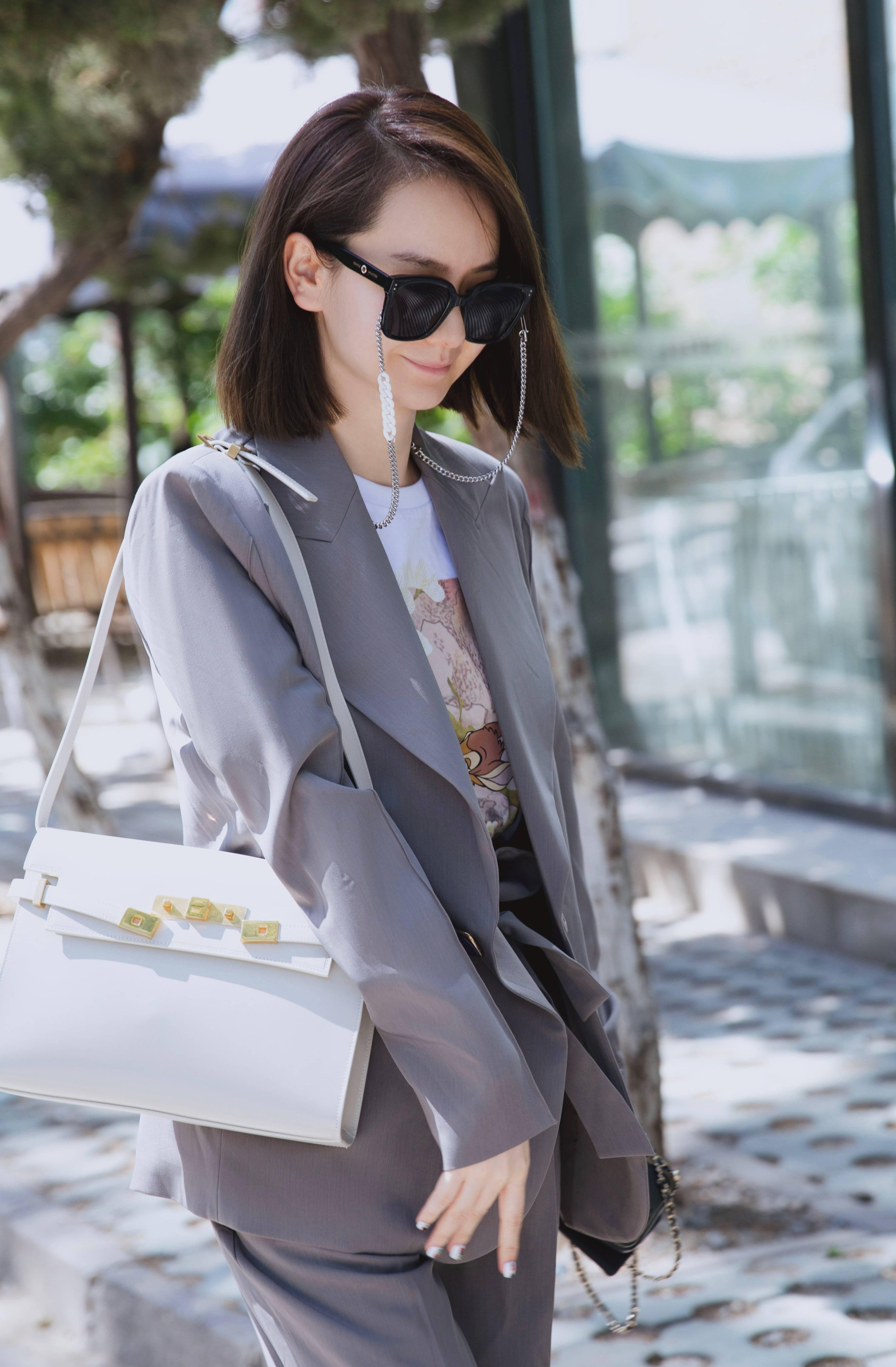 戚薇果然走在潮流一线,绿色西服套装身材前挂个香蕉皮,反而很时尚