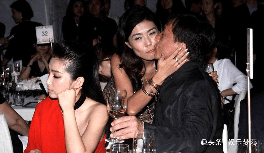 苏芒奔放旧照曝光,马云在旁边干笑_事情_活动_网友