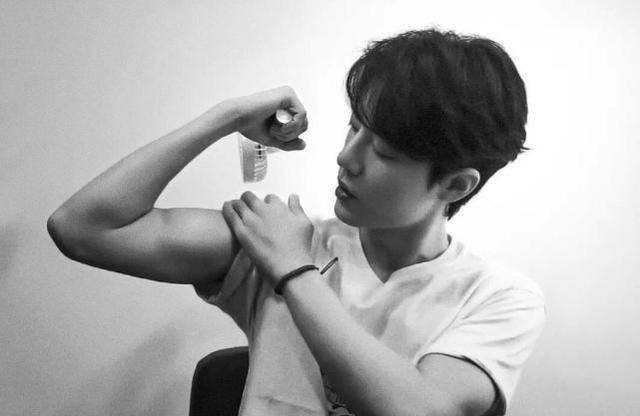 肖战《王牌》片场打篮球,一身红衣大长腿吸睛,脚上的鞋很是抢镜_胳膊