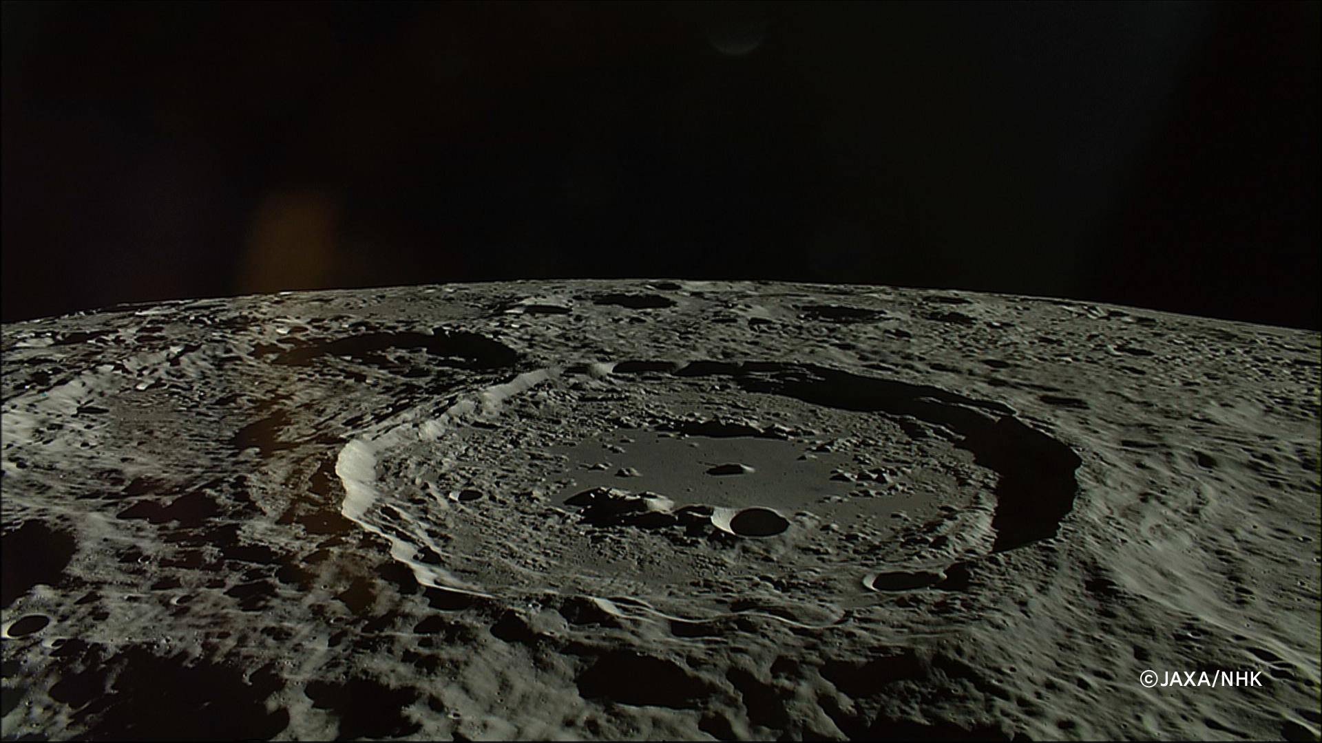 月球裂开的痕迹图片图片