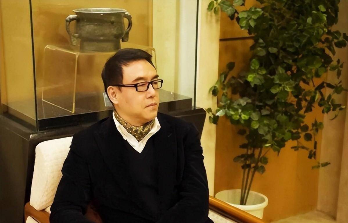 所以,分手没多久的郎昆就搭上了"思浓思雨"组合中的妹妹思浓.