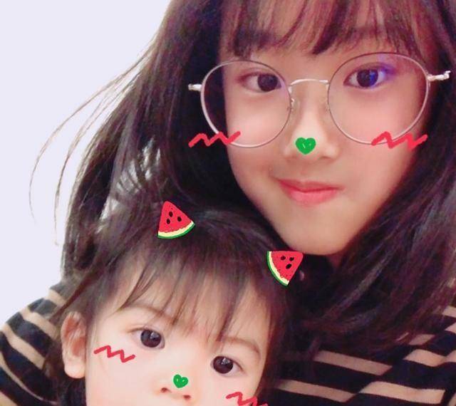 梧桐妹毕业后怀抱波妞实力宠妹,波妞戴项链,玩洋娃娃也有少女心_angel