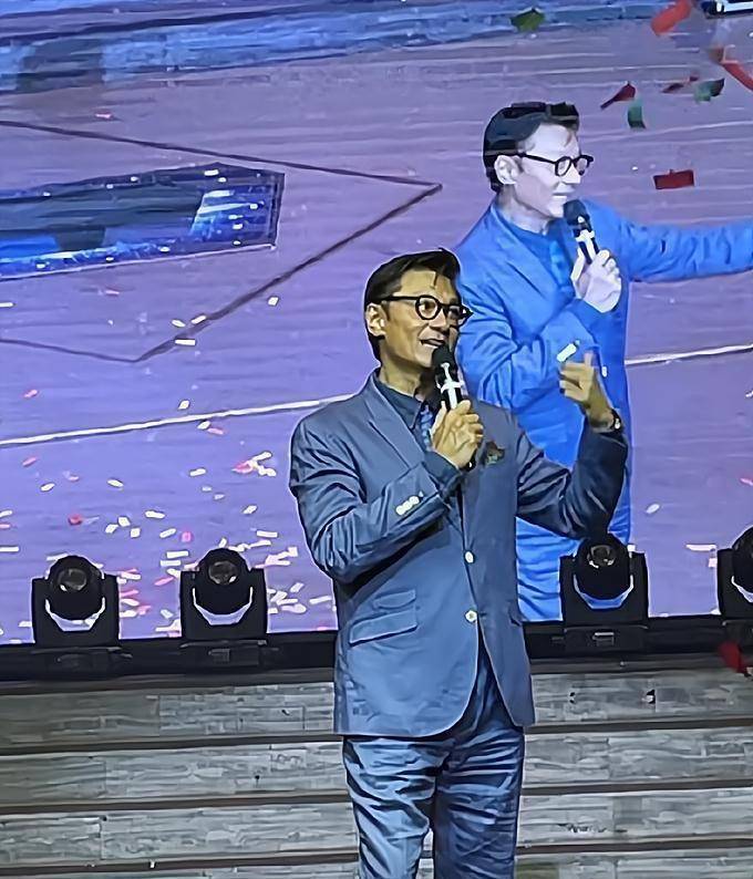 香港老牌男星身材,70岁徐少强一身肌肉,62岁李子雄身材修长_保养_健身