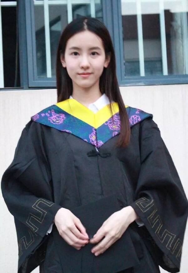 蒋依依美上热搜,陈都灵,周也从小美到大,热巴难超越_微博_图片_来源