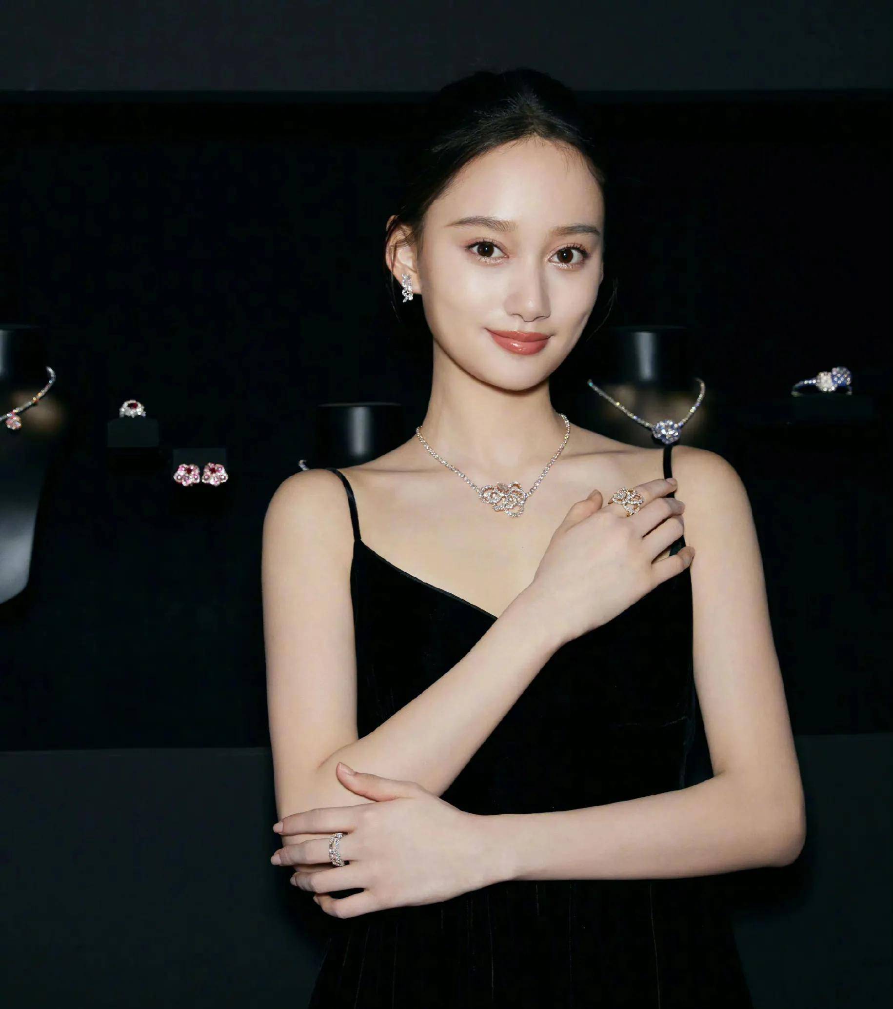 青年演员范诗然现身上海张园,出席全新diordearestdior高级珠宝系列和