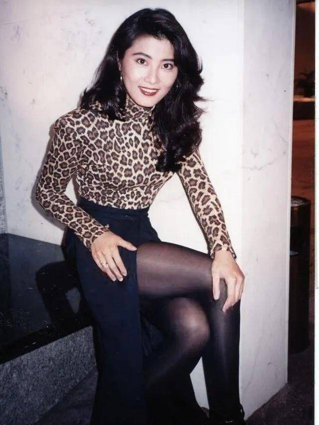 记忆中,杨丽菁是一张漂亮的方脸,酷似陈慧琳,明艳又大方,健康又飒爽