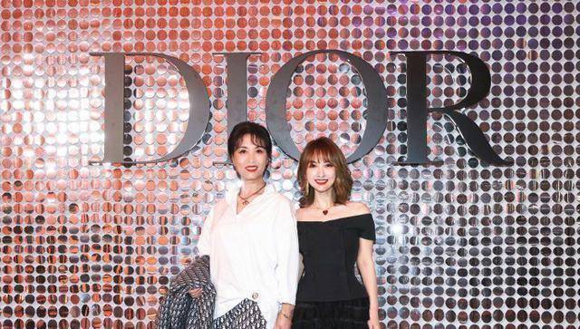 吴昕携妈妈走红毯,吴母穿衣减龄又时髦,母女俩同框更像姐妹花_造型