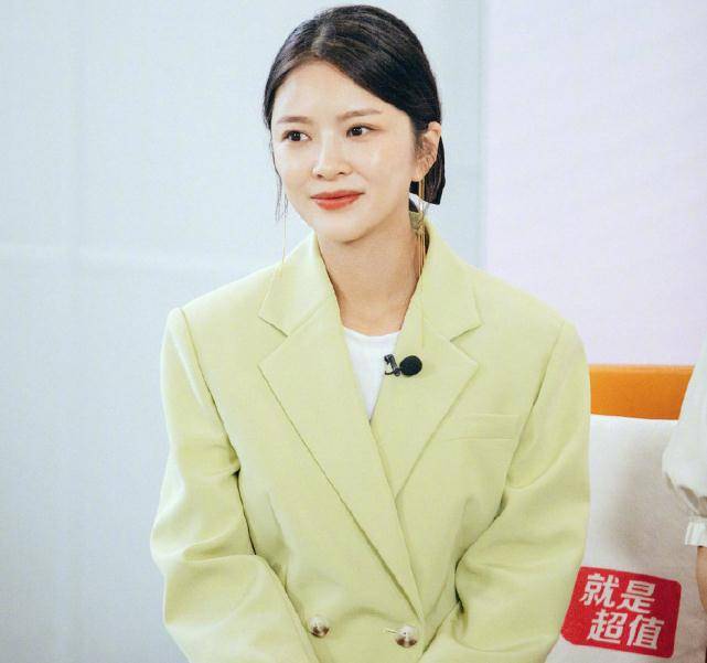 杜淳送老婆大捧玫瑰互动秀恩爱,王灿嘟嘴卖萌似少女,年龄不到34_节目