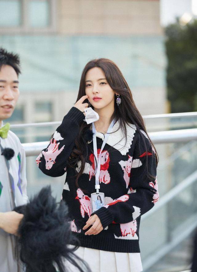 杨超越用发饰穿搭营造少女感!