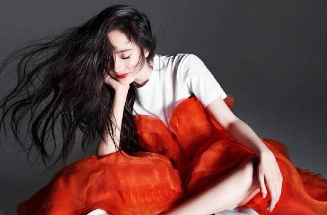 杨幂胜诉后首次现身机场,皮衬衫配九分裤利落舒适,状态依旧惊艳_look