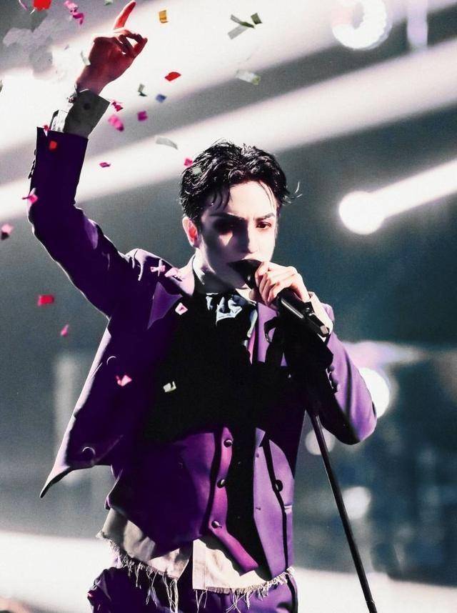 薛之谦小丑妆亮相演唱新曲,造型怪异吸引眼球,网友:戏精又卖惨_嘲讽