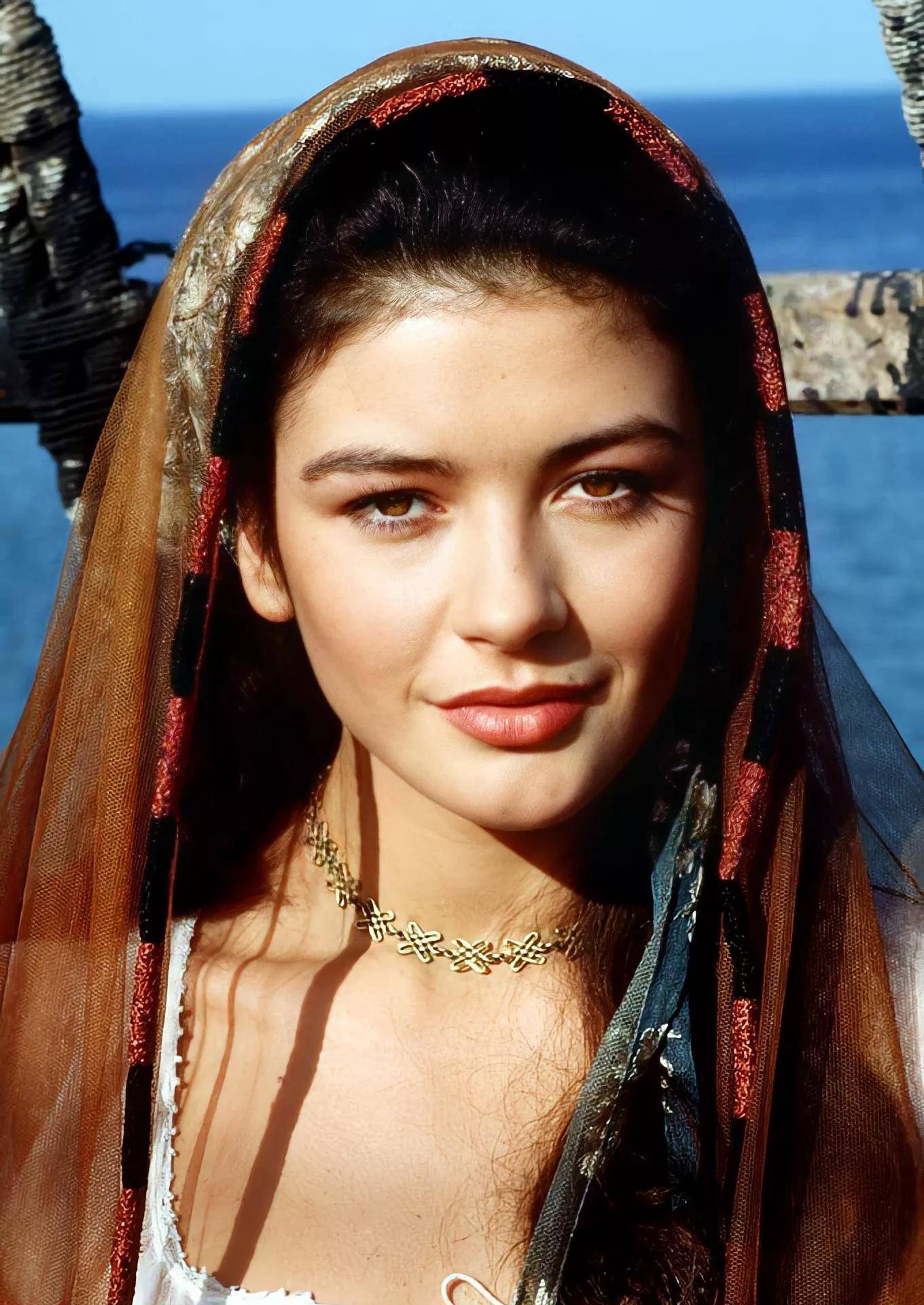 最美"佐罗夫人",一代人的女神,古典英伦美人_泽塔_道格拉斯_琼斯