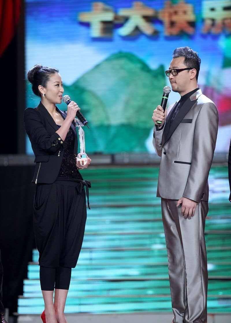 郭涛夫妇很少出现,15岁的老婆穿西装看起来比老公还老,没有年龄差异