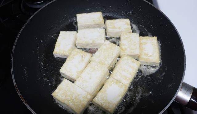 简单美食之《小根葱酱料》 《香煎豆腐》搭配做法_备用_餐巾纸_豆腐块