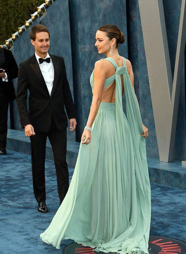 40岁米兰达可儿走红毯很绝!