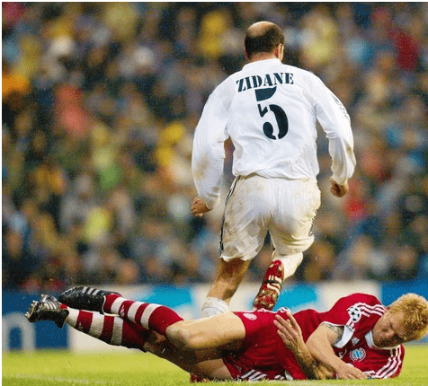 穿皇马球衣贝灵厄姆,使用传奇齐达内5号球衣_贝林汉姆_英格兰_中场