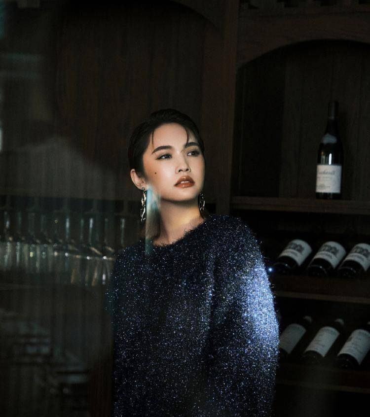 杨丞琳拍暗黑风写真 穿闪光毛衣眼神凌厉_头发_镜头