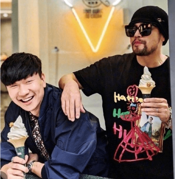 也难以掩饰沧桑,许久未露面的周杰伦,难道是想学习王力宏吗?