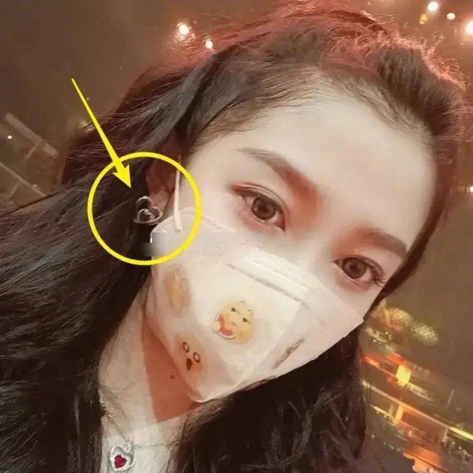 哈哈,吴亦凡是怕关晓彤吃醋了.