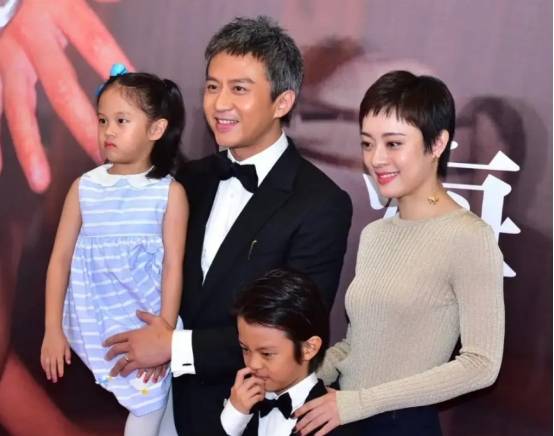 邓超带妻儿看女儿演出,孙俪小腹微隆被指怀3胎,男方举动引热议_网友