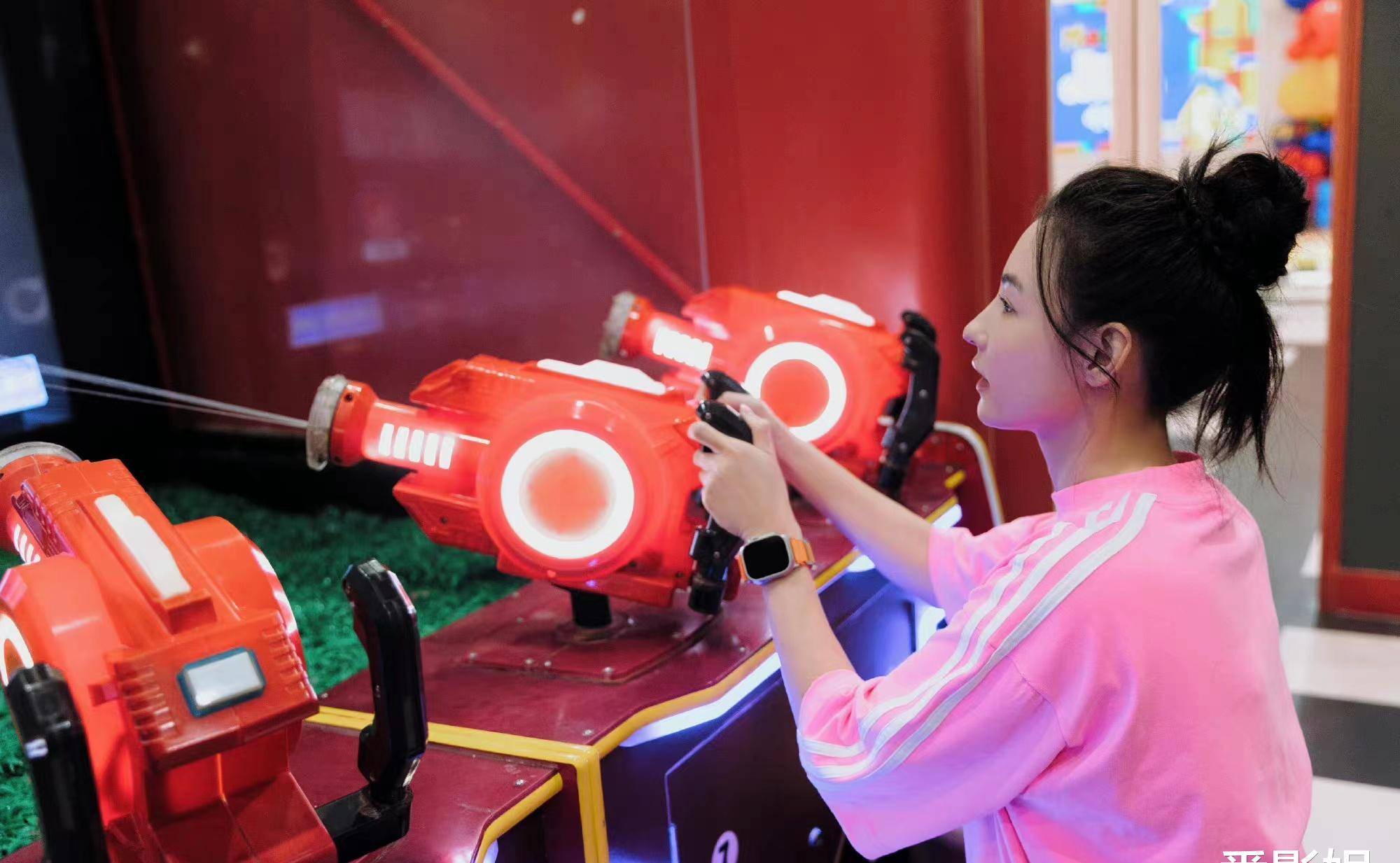 生日会是在一个游乐场举办的,场地布置非常贴心,背景用的是积木造型