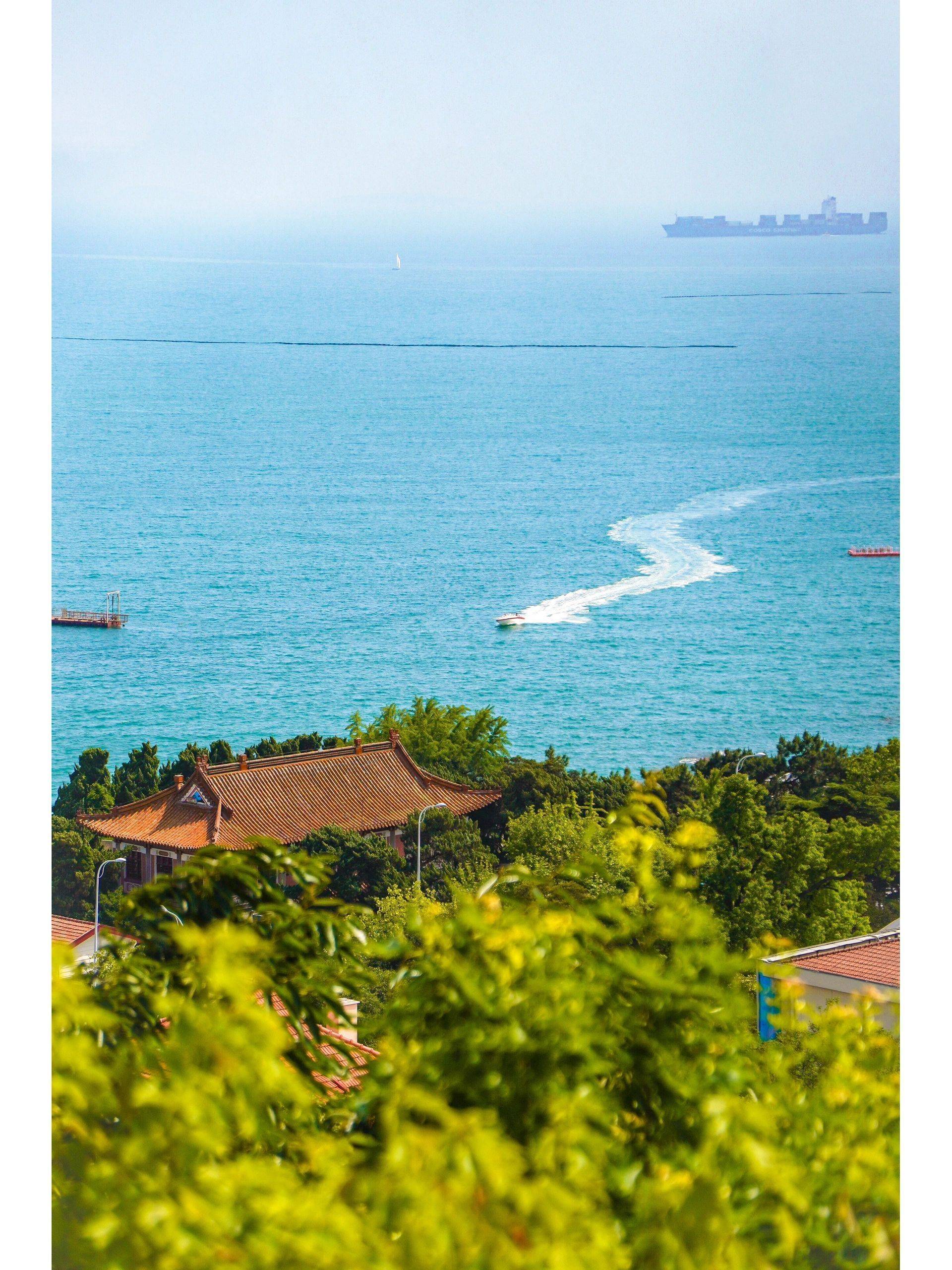 青岛夏天!10个跑进漫画里的机位,别错过_公园北门_大海_房子